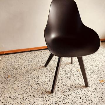 Zwarte kunststof stoel, mooi design beschikbaar voor biedingen