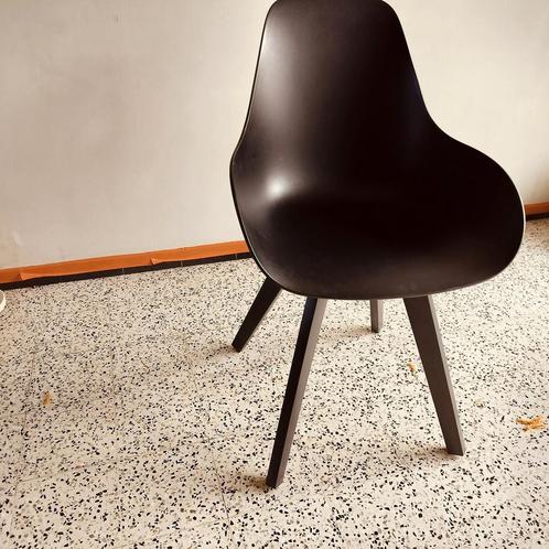 Zwarte kunststof stoel, mooi design, Huis en Inrichting, Stoelen, Zo goed als nieuw, Kunststof, Zwart, Ophalen