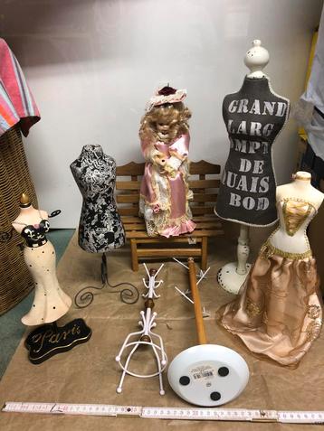 Poppen, pierrots, clowns en andere  beschikbaar voor biedingen