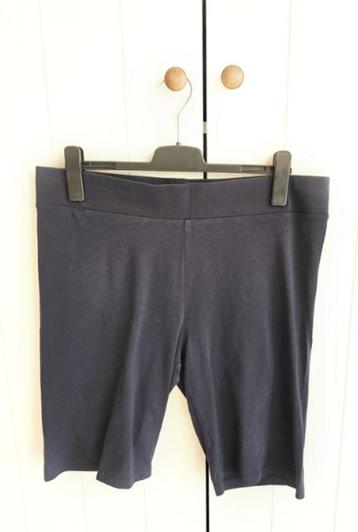 Zwarte/donkerblauwe short (C&A - 46) beschikbaar voor biedingen