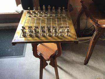 Mooie schaaktafel met ijzeren bord en metalen schaakfiguren. beschikbaar voor biedingen