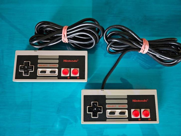 2 Originele NES Controllers, Games en Spelcomputers, Spelcomputers | Nintendo Consoles | Accessoires, Gebruikt, NES, Overige controllers
