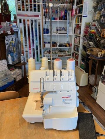 Bernina 1110D overlockmachine - TOPMACHINE!!!, Enlèvement ou Envoi, Comme neuf, Surjeteuse, Bernina
