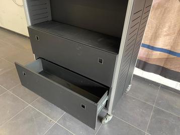 Metaal Kast dubbelzijdig gebruik op wiel  2 lades en leggers beschikbaar voor biedingen