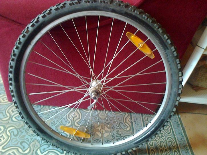 a vendre roue de vtt (jante et pneu), Vélos & Vélomoteurs, Accessoires vélo | Autres Accessoires de vélo, Enlèvement
