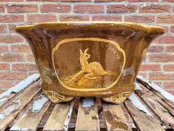 Grote bloempot van chinees aardewerk beschikbaar voor biedingen