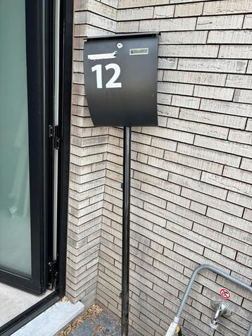 Brievenbus zwart metaal beschikbaar voor biedingen