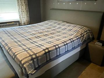 Boxspring 180 x 200 met 2 nachtkastjes en bank beschikbaar voor biedingen