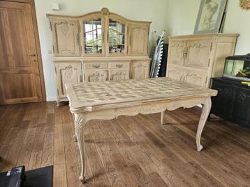 Eetkamer hout romantisch uitgesneden beschikbaar voor biedingen