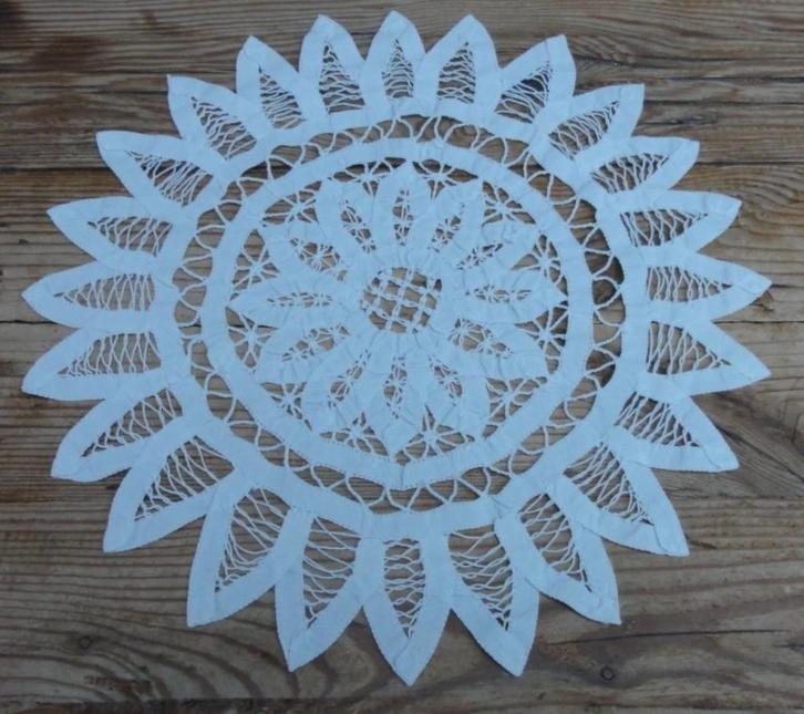 Wit brocante kleedje van lint /band, handwerk, 31 cm, Antiek en Kunst, Curiosa en Brocante, Ophalen of Verzenden