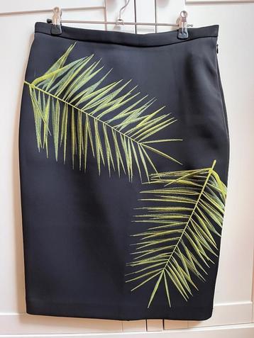 Elegante zwarte kokerrok met geborduurde bloemen beschikbaar voor biedingen