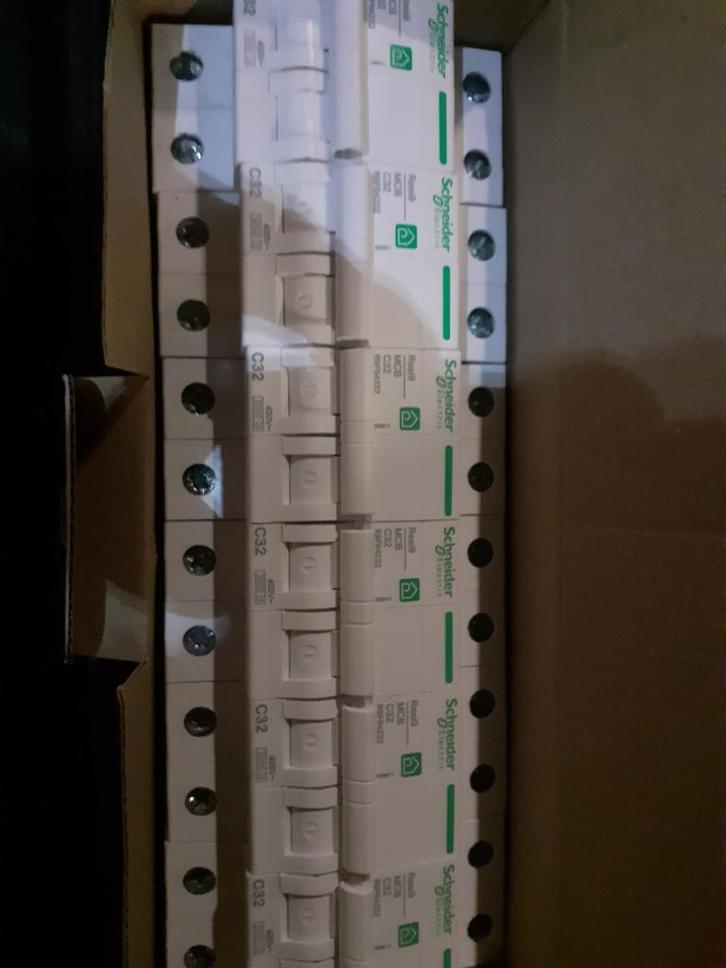 Schneider et Niko. Toutes sortes de choses sont encore dispo, Bricolage & Construction, Électricité & Câbles, Enlèvement ou Envoi