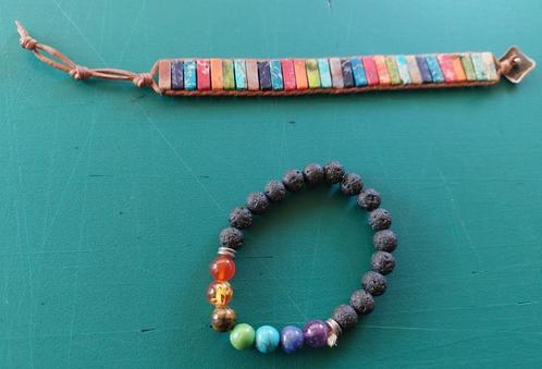 2 kleurrijke chakra armbanden, Bijoux, Sacs & Beauté, Bracelets, Utilisé, Élastique, Enlèvement ou Envoi