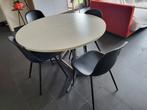 Ronde witte retro tafel met 4 zwarte stoelen, Huis en Inrichting, Ophalen, 100 tot 150 cm, Rond, Zo goed als nieuw