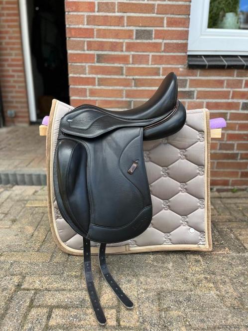 Ikonic light dressuurzadel 17,5 inch, Dieren en Toebehoren, Paarden en Pony's | Zadels, Zo goed als nieuw, Dressuur, Ophalen of Verzenden