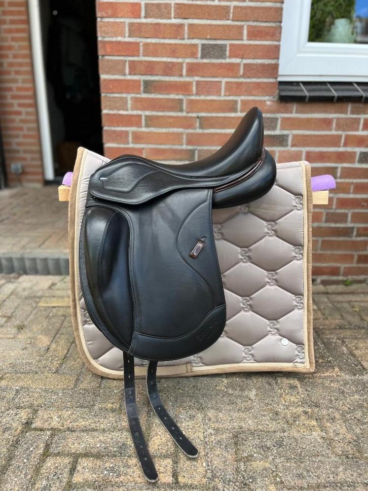 Ikonic light dressuurzadel 17,5 inch, Dieren en Toebehoren, Paarden en Pony's | Zadels, Zo goed als nieuw, Dressuur, Ophalen of Verzenden