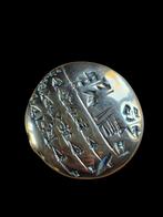 Monique Gerber presse-papier voor het Louvre, Ophalen