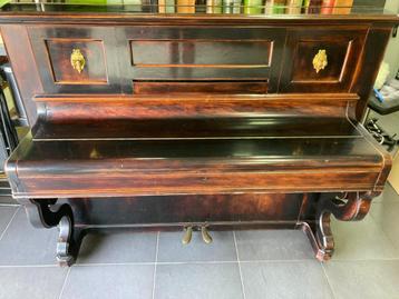 oude antieke piano beschikbaar voor biedingen