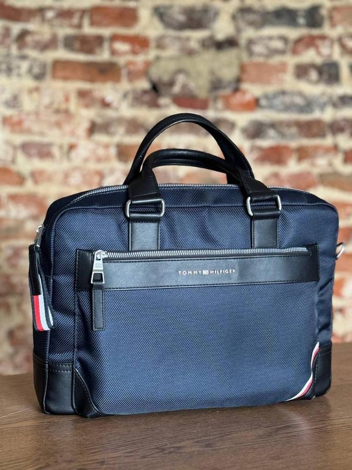 Tommy hilfiger 1985 Nylon Slim laptop tas Blue, Handtassen en Accessoires, Tassen | Schoudertassen, Gebruikt, Ophalen