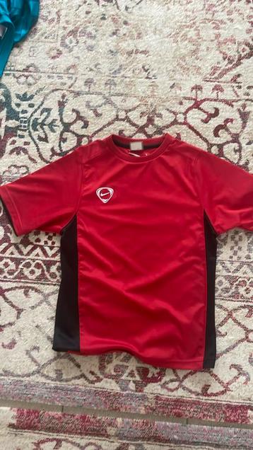 Rode nike t shirt maat 10-12 jaar beschikbaar voor biedingen