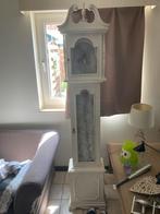 Staanklok omgetoverd in landedijke decoratie, Ophalen