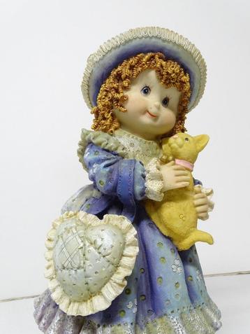 Antieke kleurrijk beeldje – Meisje met kat beschikbaar voor biedingen