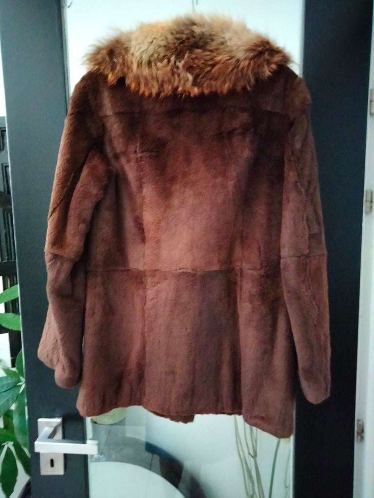 Korte pelsmantel met kraag . Gladde pels., Ophalen, Zo goed als nieuw