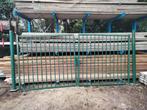 Industriële groene poort +- 440cm met puntkammen