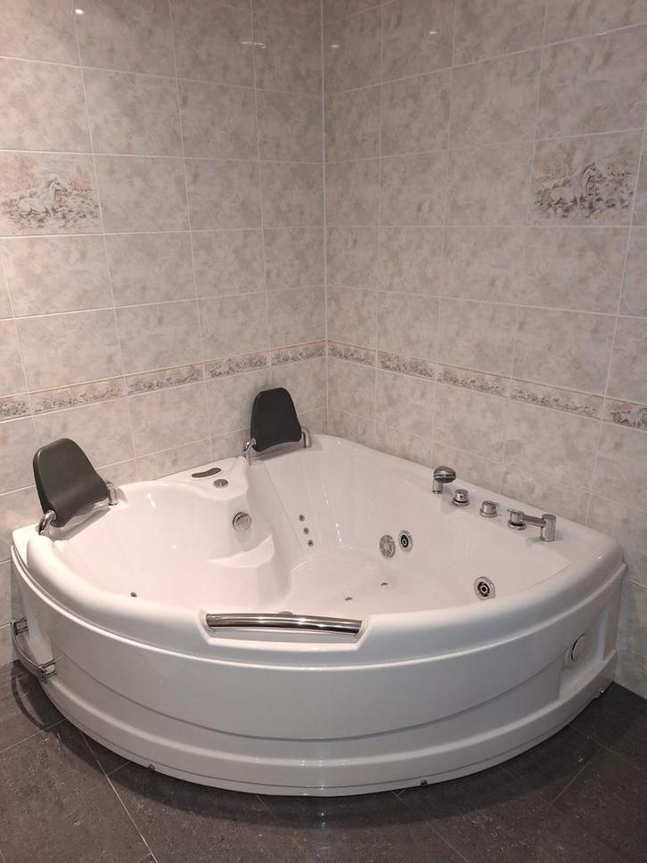 Hoekbubbelbad, Huis en Inrichting, Badkamer | Badkamermeubels, Gebruikt, Ophalen