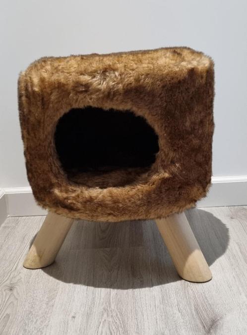 Mooie zachte bruine poef met kattenhuisje (Boony), Dieren en Toebehoren, Kattenmanden, Zo goed als nieuw, Ophalen of Verzenden