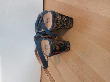 Sandales compensées.  beschikbaar voor biedingen
