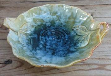 Vintage keramiek schaaltje op voet met blad & spiraal reliëf beschikbaar voor biedingen