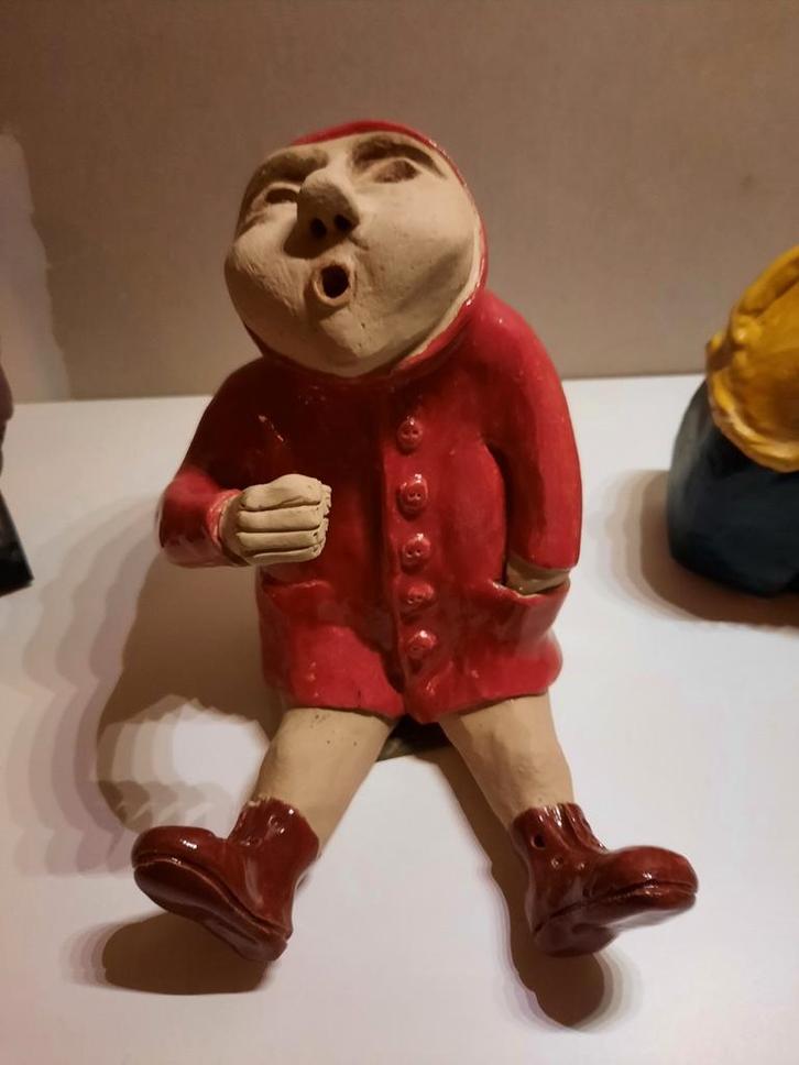 Beeld in klei van zittend mannetje - binnen & buiten, Antiek en Kunst, Antiek | Keramiek en Aardewerk, Ophalen