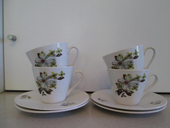 Vintage ; Boch  Belgium ; Vedette orchidée ; 4 stuks kopjes, Antiek en Kunst, Antiek | Servies los, Ophalen of Verzenden