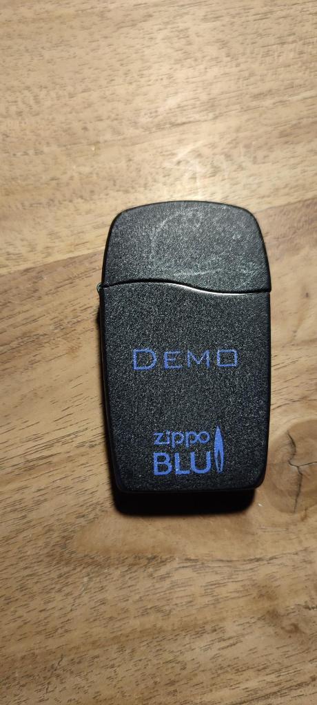 Zippo Blu demo aansteker, splinternieuw., Verzamelen, Rookartikelen, Aanstekers en Luciferdoosjes, Nieuw, Aansteker, Ophalen of Verzenden