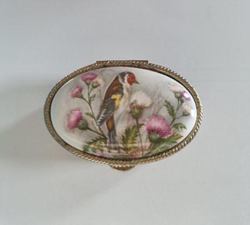 Pillendoosje beschikbaar voor biedingen