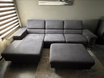 Zetel met relaxgedeelte en poef beschikbaar voor biedingen