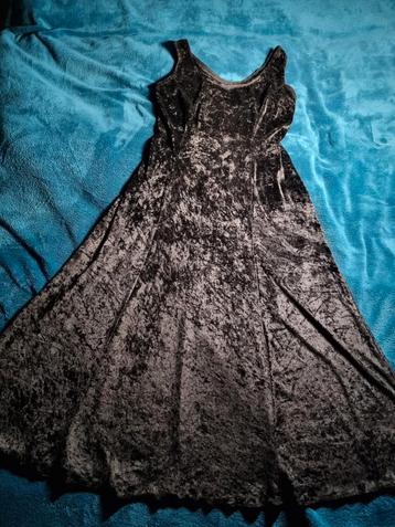 Zwart velours jurk  met vetersluiting achteraan maat Medium  beschikbaar voor biedingen