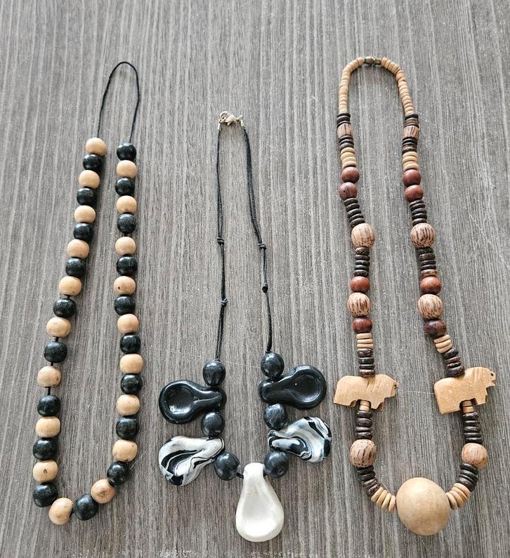 Vintage sierraden in antieken kistje., Bijoux, Sacs & Beauté, Broches, Or, Rouge, Enlèvement ou Envoi