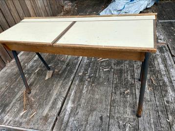 Mooie schoolbank/lessenaar beschikbaar voor biedingen