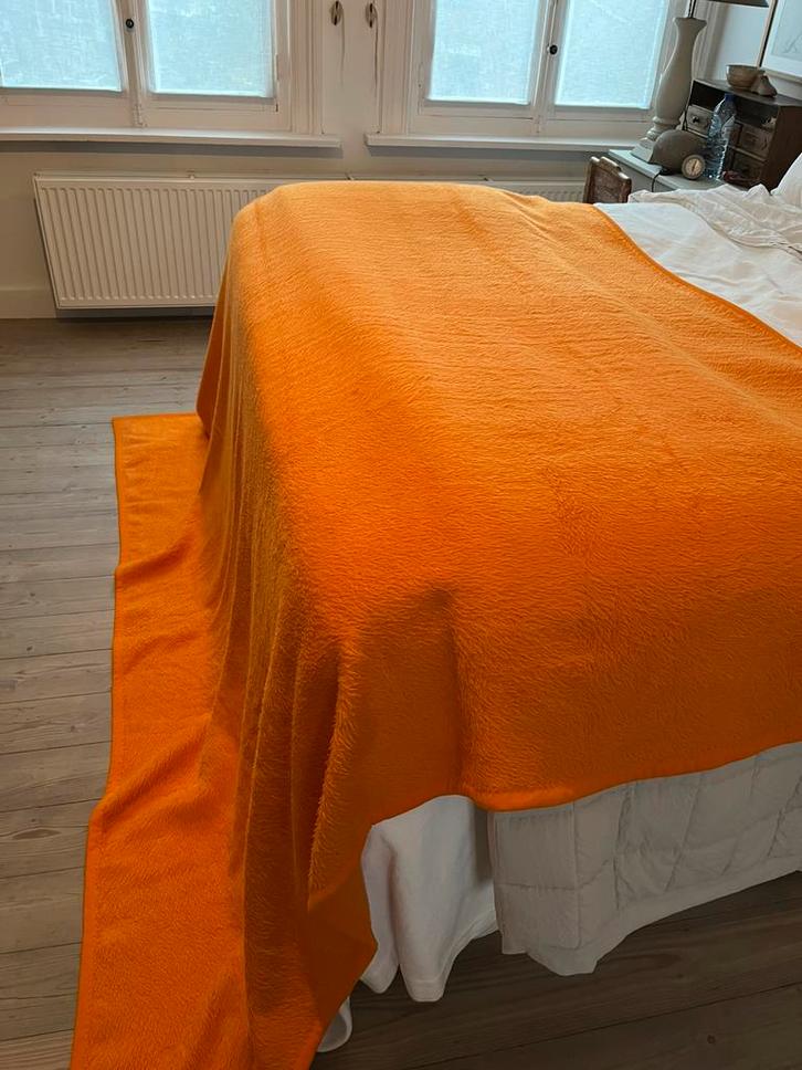 VINTAGE DEKEN IN ORANJE GOEDE KWALITEIT EN STAAT BED SPREI, Huis en Inrichting, Woonaccessoires | Plaids en Woondekens, Gebruikt