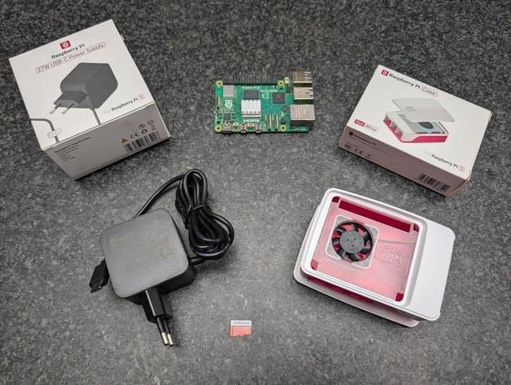 Raspberry PI 5 8GB in behuizing + voeding + SD kaartje 128GB, Hobby en Vrije tijd, Elektronica-componenten, Zo goed als nieuw