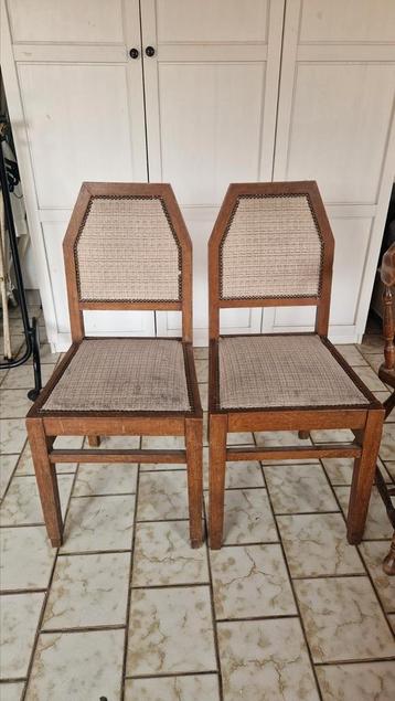 2 houten stoelen beschikbaar voor biedingen