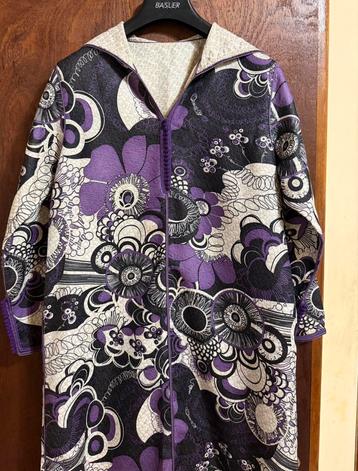 Djellaba marocaine à motifs floraux violets et noirs beschikbaar voor biedingen