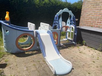 Speeltoestel met schommel en glijbaan 1 jaar oud beschikbaar voor biedingen