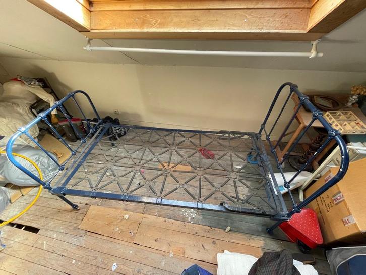 Lit ancien en fer forgé bleu – complet, bon état – 90x190cm, Antiquités & Art, Antiquités | Meubles | Lits, Enlèvement