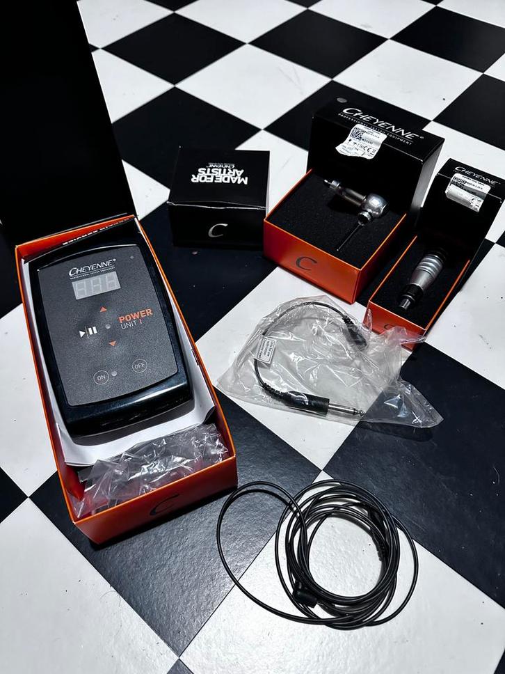 Lot materiel de tatouage professionnel, Handtassen en Accessoires, Uiterlijk | Cosmetica en Make-up, Zo goed als nieuw, Ophalen