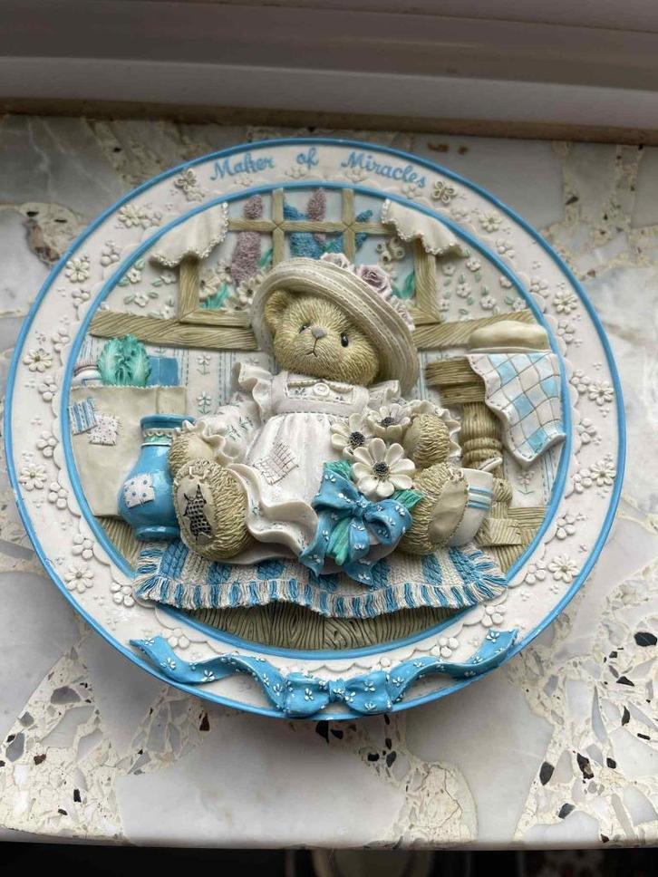 Cherished Teddies 1997 hangbordje porselein, Collections, Ours & Peluches, Comme neuf, Statue, Cherished Teddies, Enlèvement