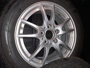Ik zoek 1 velg Mercedes van CLA beschikbaar voor biedingen