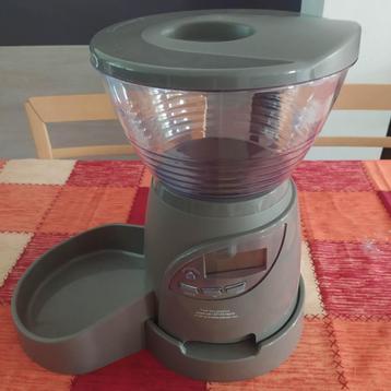 Distributeur croquette pour chat petmate beschikbaar voor biedingen